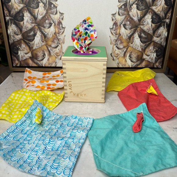 Lovevery Magic Tissue Box & Tissues - Picture 3 of 7